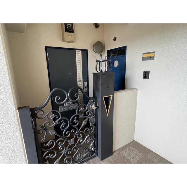 プレシャス　イースト 玄関