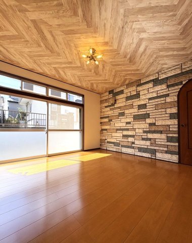 Hanairo三山 アクセントクロスを天井に配置した解放感ある居室