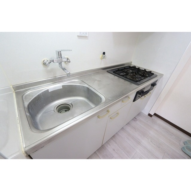 カサグランデ湘南101号室 3口コンロ　魚焼きグリルあり