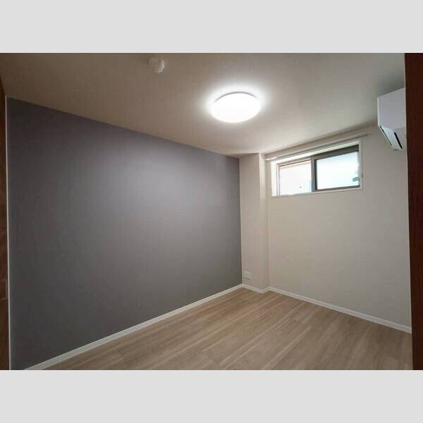 リラフォート　アイナ101号室 5.5帖洋室、照明とエアコンついてます♪