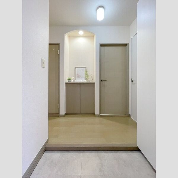 アベニール21 玄関　※家具等は含まれていません