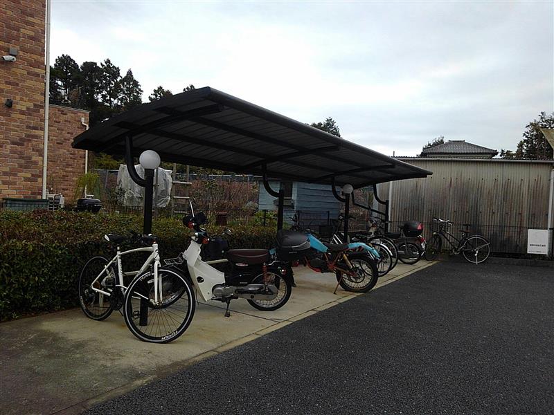 レオネクストひこうき雲106号室 屋根付き駐輪場