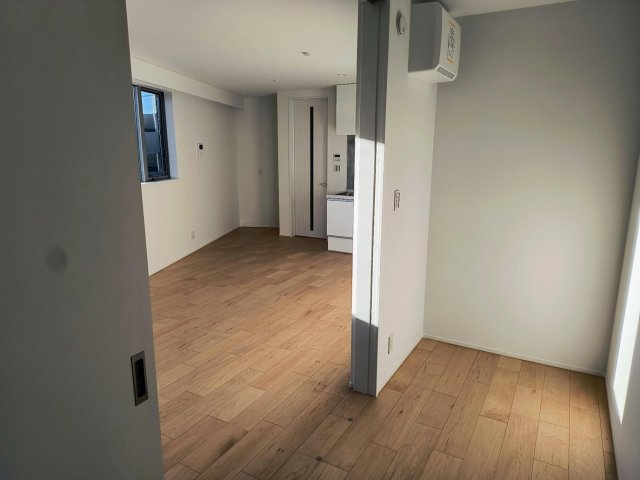 テラス新江古田2B号室 リビングと一体的に使える洋室3.3畳