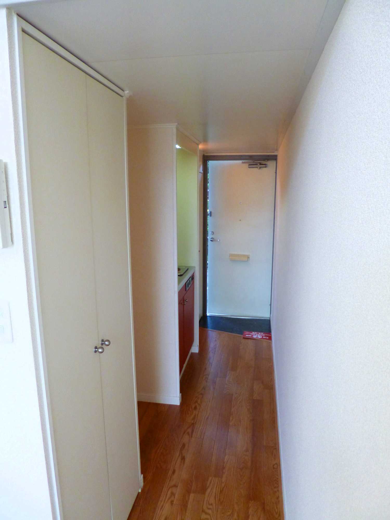 レオパレスＪ 玄関