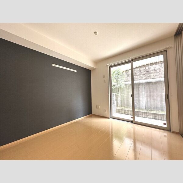 コンフォートスクエア102号室 南側洋室