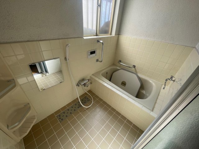 二子玉川戸建 広々とした浴室です