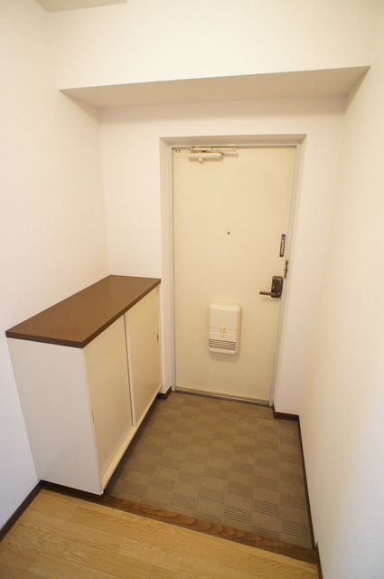 グランドゥール八千代 落ち着いた玄関です