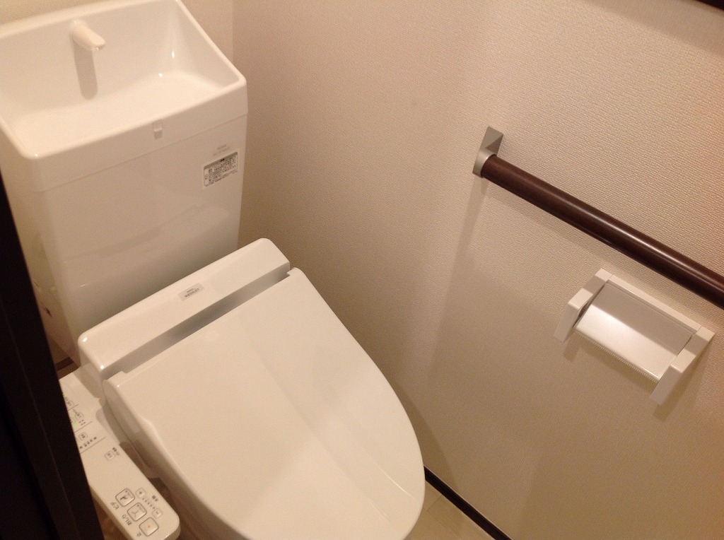 レオネクストくおれⅡ106号室 温水洗浄便座付き。手すりと棚も御座います。