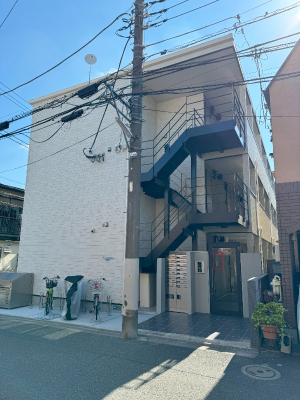 El Camino（ｴﾙ ｶﾐｰﾉ）2階 外観