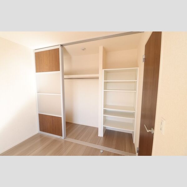 ブラウンヒルズ 洋室5.9帖　クローゼット