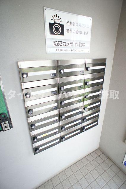 ベルデモールⅡ0103号室 ロビーにはメールボックスと防犯カメラを設置