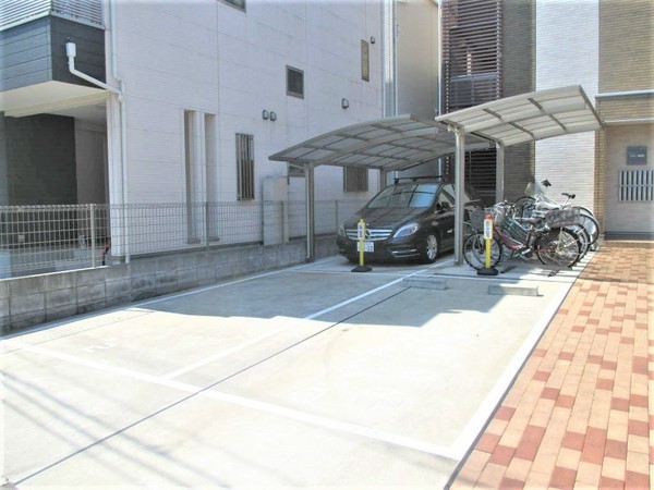 リブリ・横浜 駐車場