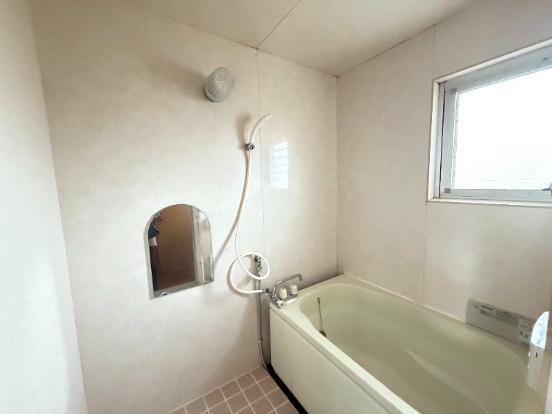 金杉台団地 バスルームの窓は換気が楽です