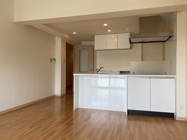 Ａｒｔ　Ｇａｒｄｅｎ　ＹＯＫＯＨＡＭＡ0403号室 リビング