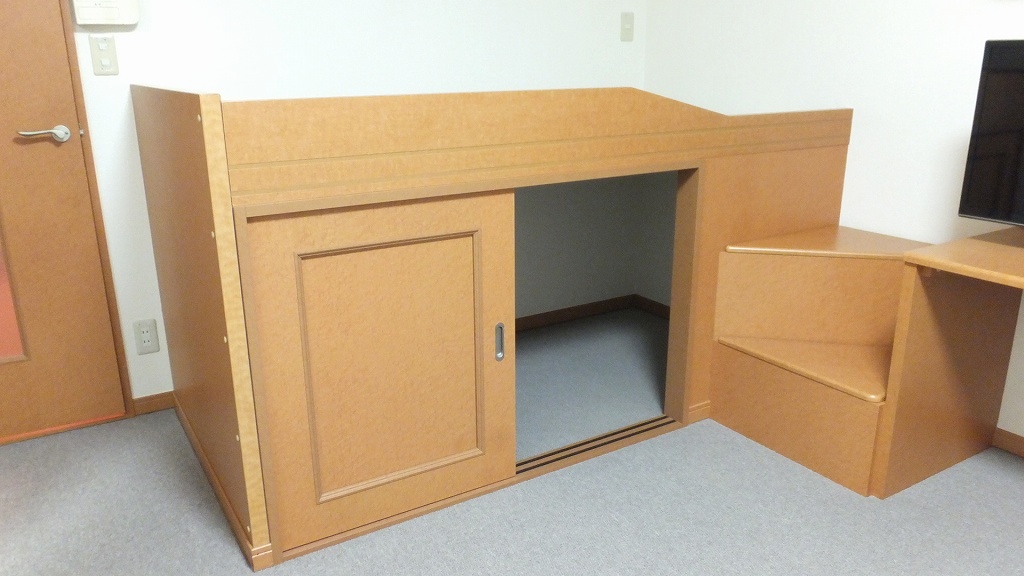 レオパレスエアル205号室 ベッドの下にも、収納スペースが御座います。