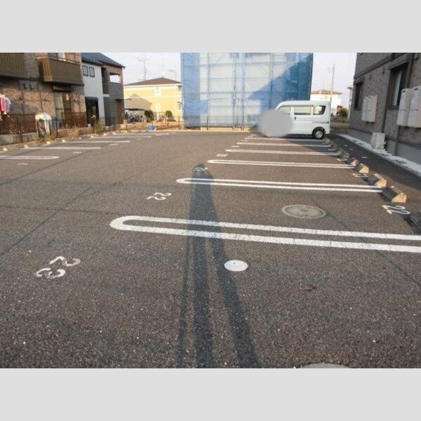 カルチェ　Ⅵ 駐車場