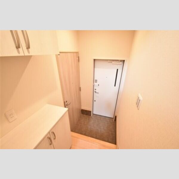 GARAGEクエスト106号室 玄関