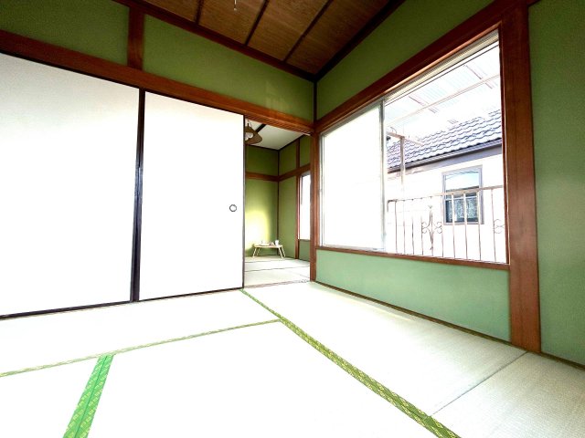 空色のアンソレイユ ベランダ側の明るい和室。新しい畳も気持ち良い♪