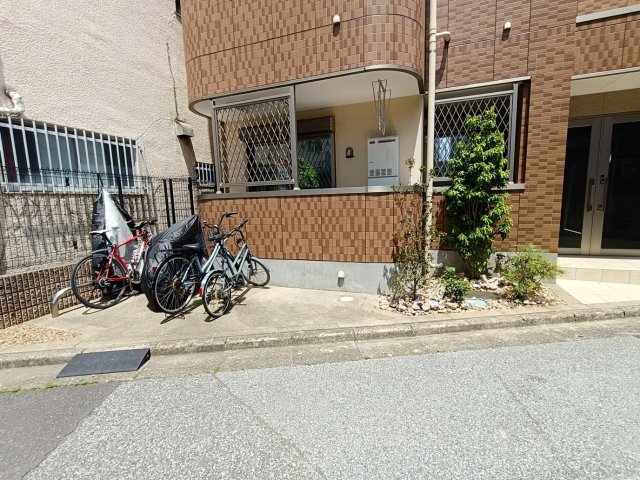 サングッドヒル301号室 駐輪場完備。庭も手入れが行き届いています
