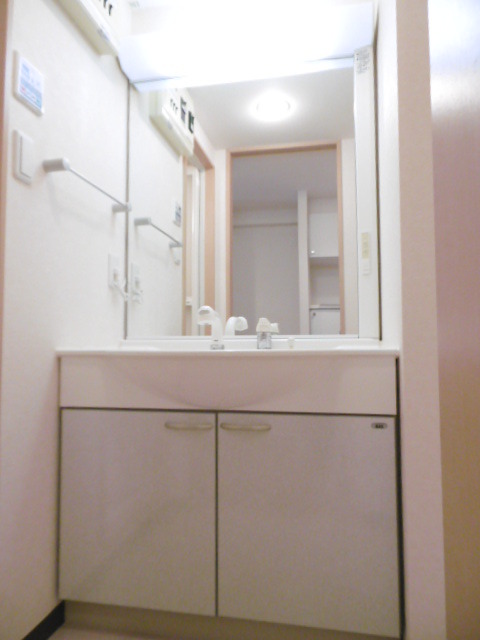 トレセリア横山0806号室 便利なシャンプードレッサー付き独立洗面台です！！