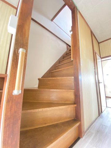 アルファ横浜 昭和レトロな無垢材の階段は磨き込まれた艶感が。手すり付で安心