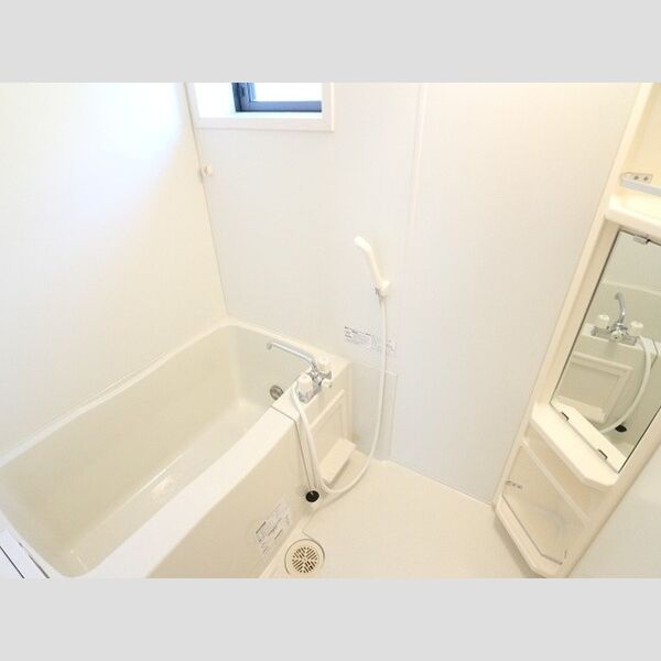 カーサウィルモア 小窓がある浴室