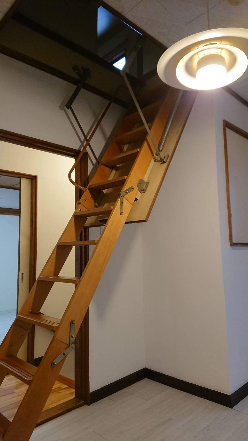 千歳台1丁目戸建て 屋根裏収納への階段は出し入れ可能