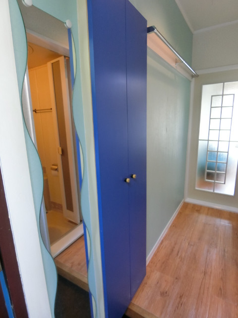 トータス西船Ａ棟 鏡と鮮やかな青が印象的