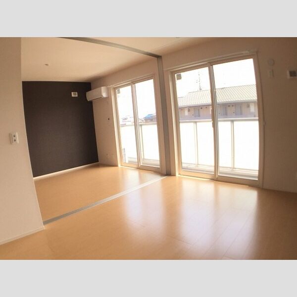 プリムヴェール　十六番館203号室 南洋室とLDK(奥)