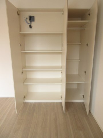 びゅうリエット横浜東神奈川505号室 洋室　収納　※別号室の参考写真(現況優先・仕様違いの場合あり)
