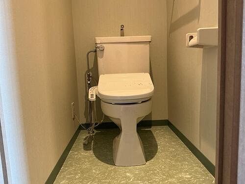 ライオンズマンション鎌倉七里ガ浜海岸3階 温水洗浄便座付のトイレ