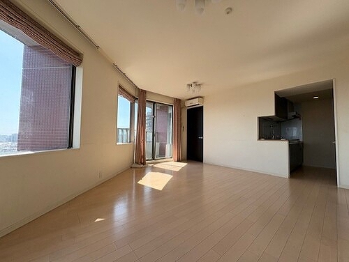 ＨＩＢＡＲＩ　ＴＯＷＥＲ リビングダイニング別角度　内装前※2026年02月の写真