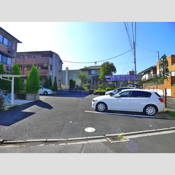 ロイヤルクレッセント西登戸 駐車場