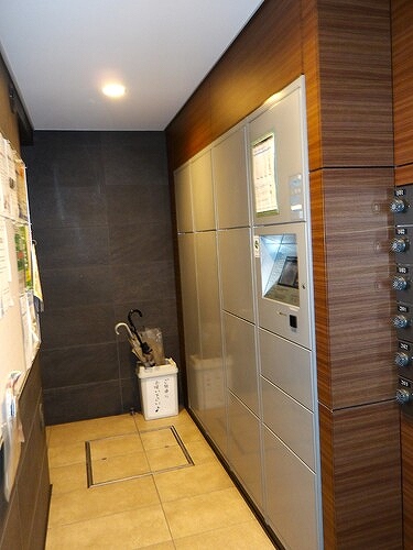 ライオンズ武蔵浦和ブライトフォート7階 宅配BOX、掲示板　※2025年10月撮影