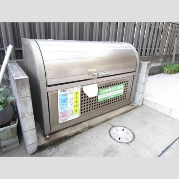 ウェルストン102号室 入居者専用ゴミストッカー