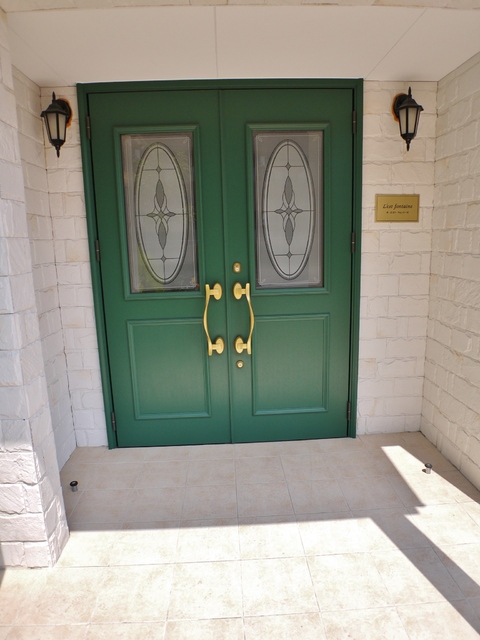 ル・エスト・フォンテーヌ エントランスのドアもお洒落です。