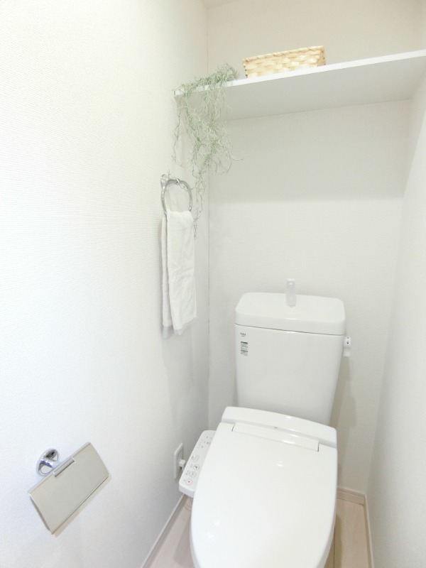 グランクオール朝霞2階 温水洗浄便座　棚もあるのでトイレがすっきりご利用いただけます