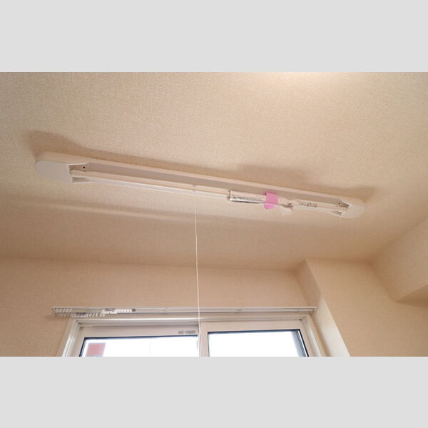 リビングタウン春日201号室 室内物干し