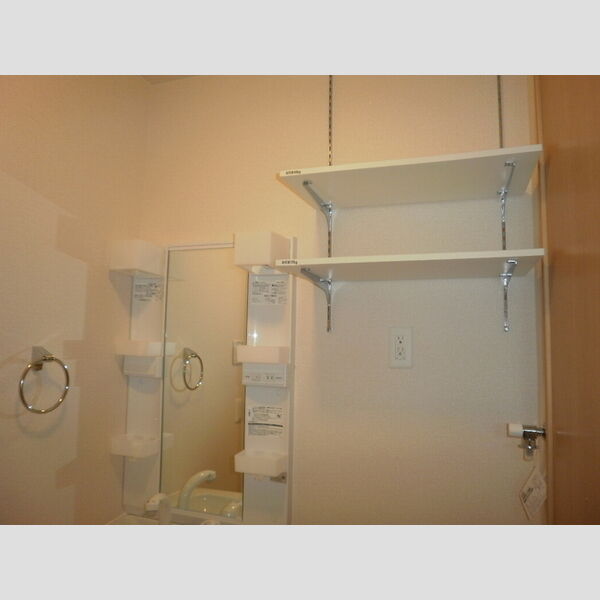 マロン シャトー　A 洗面室　収納棚