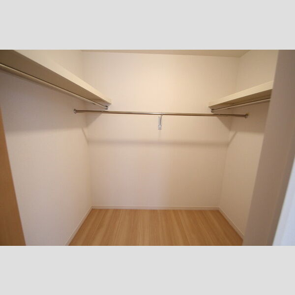 プランドールB302号室 南側洋室にはウォークインクローゼット!