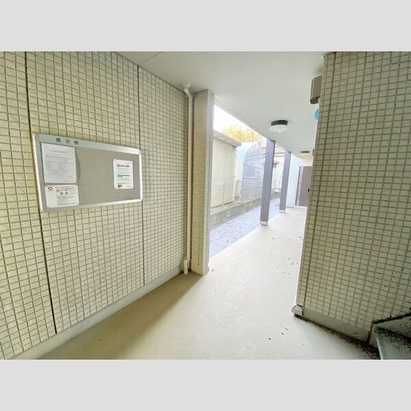 ウィステリア エントランス