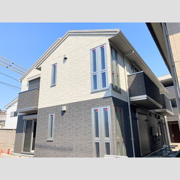 LAPIS上星川201号室 ツートンカラーの外壁にスリット窓がオシャレな建物外観
