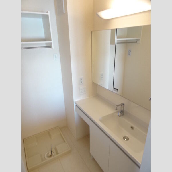 グリーンパレス宮沢 広々洗面台♪シャワーヘッドは伸縮自在♪鏡裏は収納庫付♪