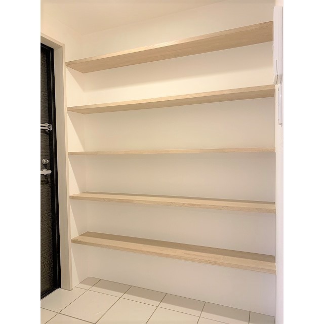 ルクレ馬込 玄関（レアスニーカーを飾ったり）