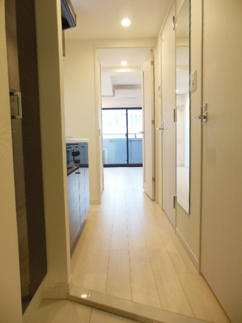 グランド・ガーラ桜木町駅前7階 採光のとれた明るい玄関