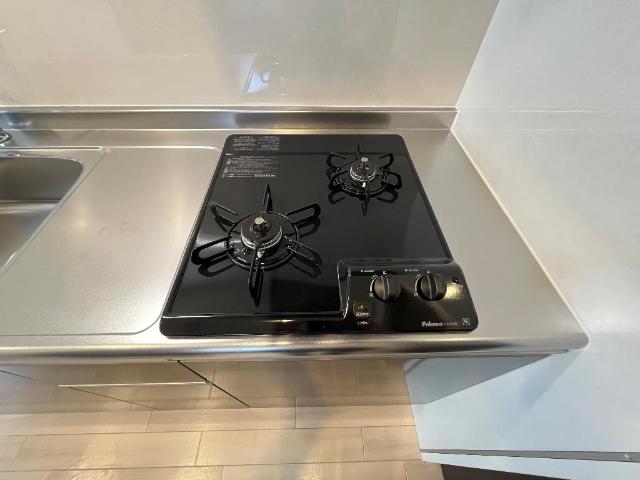 プレジ・マルトモ(ＰＲＥＳＩ・ＭＡＲＵＴＯＭＯ)105号室 コンロ