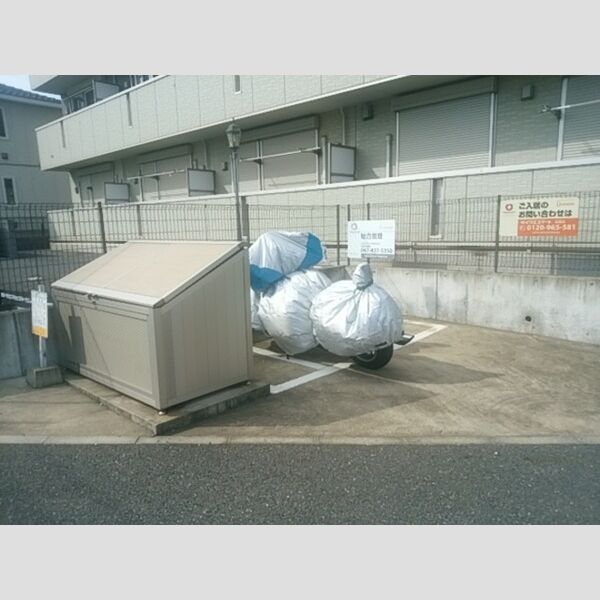 クオリタ・リリ305号室 バイク置場、ゴミ置き場