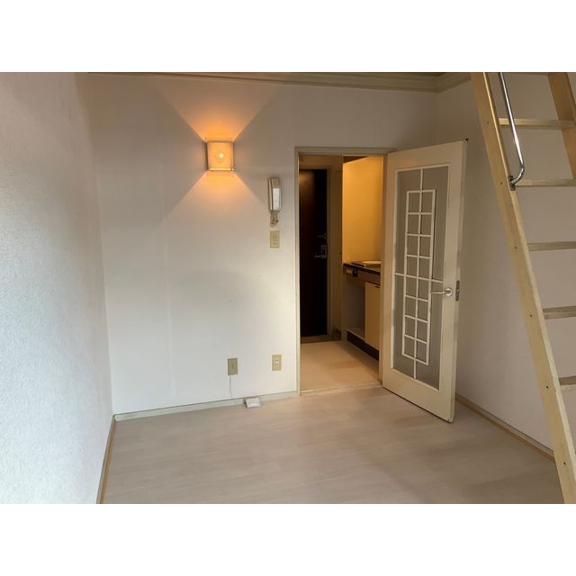 レチナオーミヤ202号室 リビング