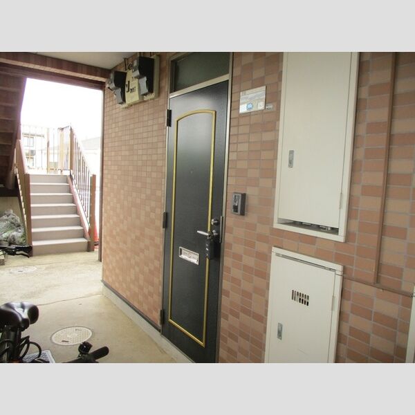 ロイヤルハイツ大澤110号室 玄関