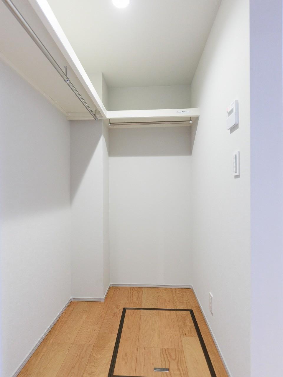 WIZBELL 寝室と洗面所からアクセス可能なセンサー照明機能付きWIC